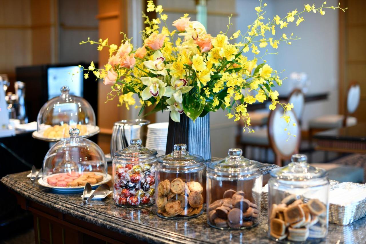 Hotel New Grand Yokohama  Eksteriør bilde A typical afternoon tea buffet